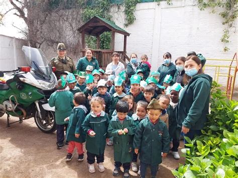 Fotografía de funcionarios de Carabineros compartiendo con niños en un entorno comunitario