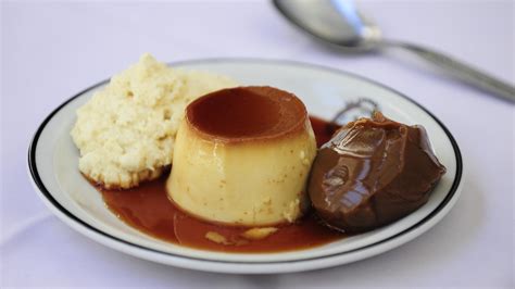 Flan mixto con caramelo, dulce de leche y crema