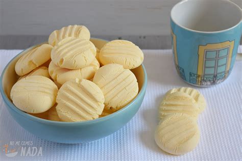 Infografía con los ingredientes básicos para galletas de leche condensada: leche condensada, mantequilla, yema de huevo, azúcar y maicena.