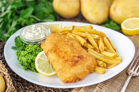 Plato de fish and chips tradicional británico