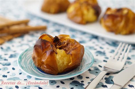 Imagen de manzanas asadas al horno con un toque de canela y mantequilla, servidas en una fuente de cerámica.