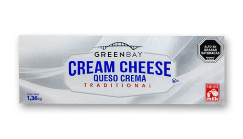 Placa de queso crema Green Bay siendo cortada en rodajas uniformes para preparación culinaria