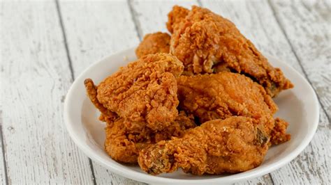 infografía que muestra la diferencia visual entre 130g de pechuga de pollo cruda vs. cocida