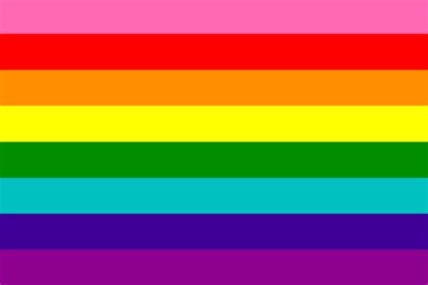 Representación de la evolución de la bandera arcoíris, mostrando sus diferentes versiones y significados.
