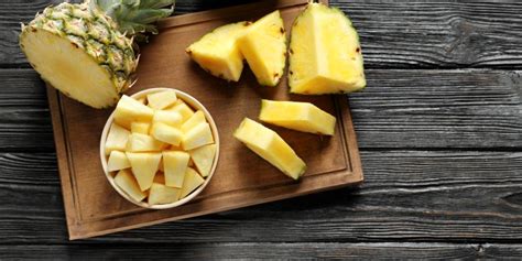 Plato de presentación con diversas preparaciones a base de piña madura cortada en rodajas y cubos