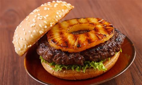 Esquema de montaje de una hamburguesa con piña y lomo