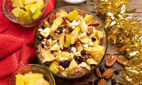 Ilustración de una ensalada de manzana festiva, decorada con frutos secos y frutas de temporada, dispuesta en un bol elegante.