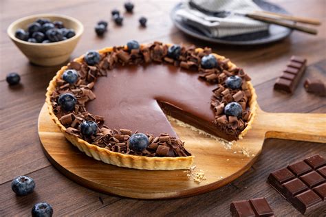 foto de una tarta de chocolate keto decorada con frutos secos