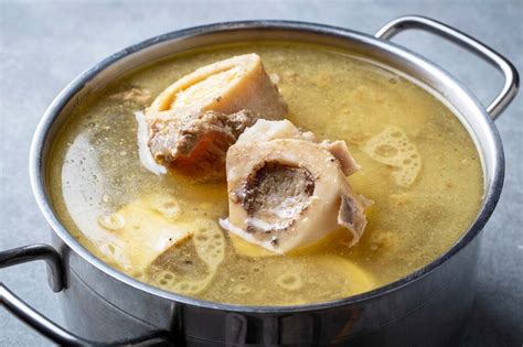 Esquema de preparación del caldo de huesos: selección de ingredientes, cocción prolongada y filtrado final