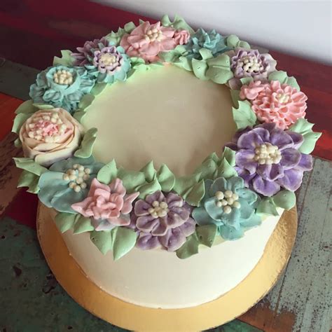 Ejemplo de tarta decorada con flores de buttercream