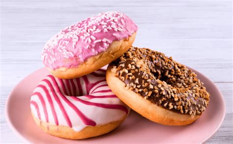 Donas decoradas con diferentes tipos de glaseado y toppings.