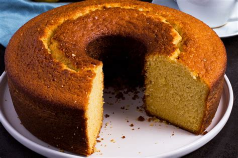 Infografía detallada con los ingredientes básicos para un queque esponjoso: harina, huevos, mantequilla, azúcar y leche