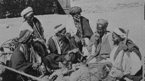 Beduinos usando kufiya para protegerse del sol en el desierto