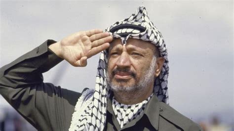 Yasser Arafat usando su kufiya en un discurso