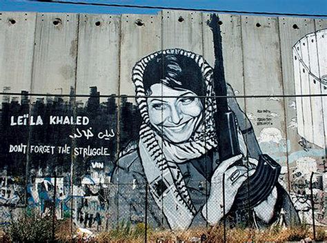 Mural en Cisjordania con la imagen de Leila Khaled y su kufiya