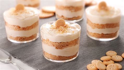 Infografía mostrando la estructura ideal de un postre en vasito: base de galleta, relleno cremoso y decoración superior.