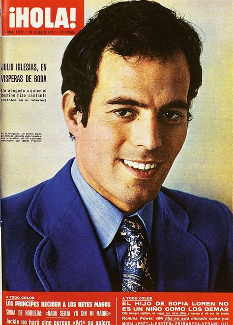 Retrato de Julio Iglesias en sus inicios, luciendo un traje azul.