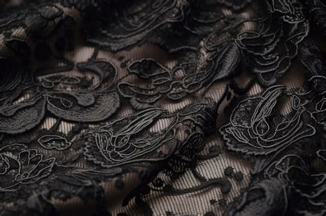 Detalle de una prenda con texturas contrastantes: encaje negro sobre cuero.