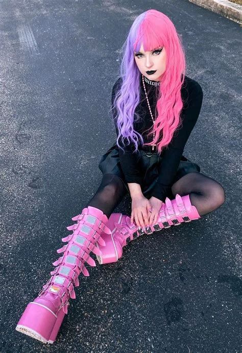 Variedad de calzado estilo Pastel Goth, incluyendo creepers y botas de plataforma.