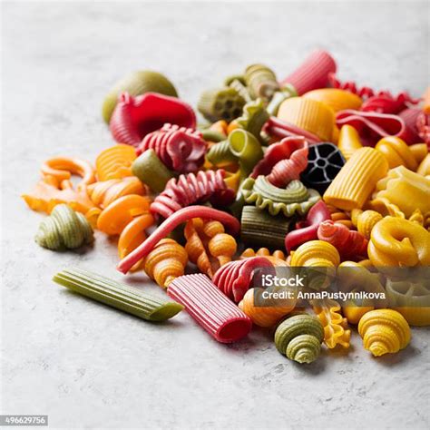Variedad de pastas de legumbres con diferentes formas y colores