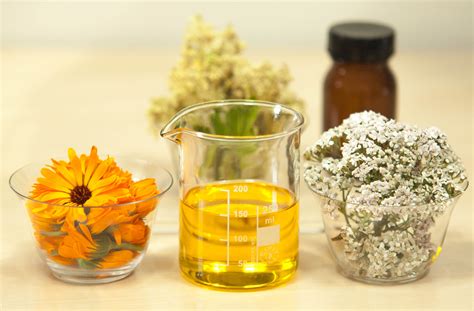 Infografía que muestra cómo diluir aceites esenciales en un aceite base (coco, almendras o jojoba) para su aplicación tópica.
