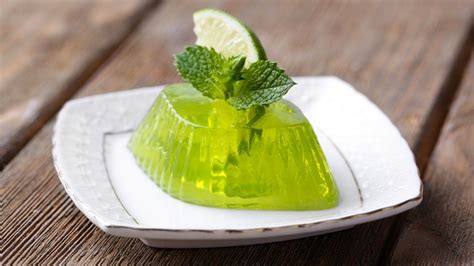 Plato de gelatina con limón fresca en un ambiente saludable