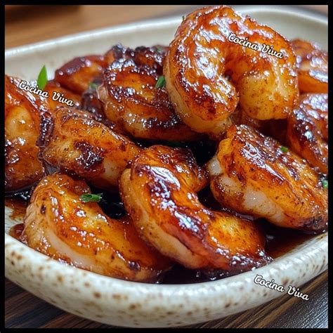 Primer plano de camarones teriyaki glaseados en una sartén, listos para servir.