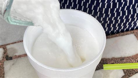 proceso de licuado y colado de la pulpa de coco para obtener la leche