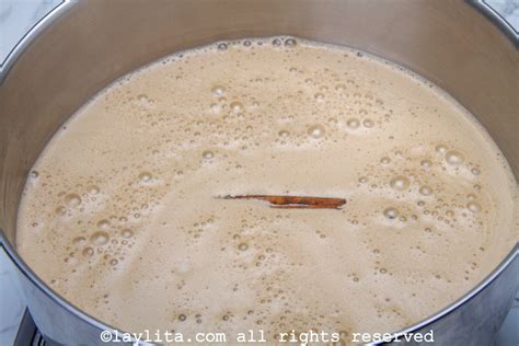 olla con la mezcla de majarete cocinándose a fuego bajo, removiendo constantemente