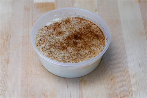 vasos con majarete recién servido, espolvoreado con canela en polvo
