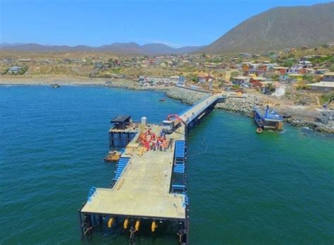Vista aérea de Caleta Hornos destacando el muelle y su entorno costero