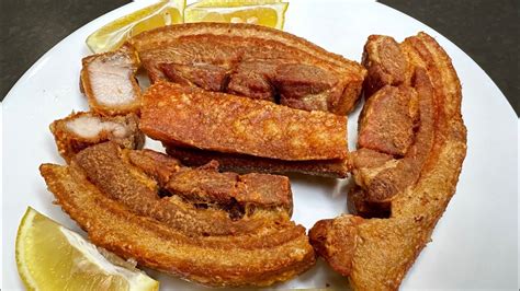 Foto de chicharrones de cerdo crujientes servidos en un plato