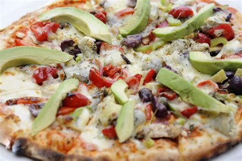 Infografía: Composición nutricional de la pizza de aguacate en comparación con la pizza tradicional.
