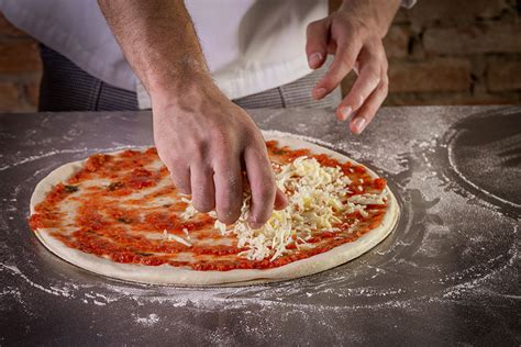 Esquema: Pasos de preparación de la base de pizza de aguacate.
