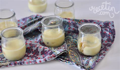 Vasitos de postre con capas de galleta, plátano y crema