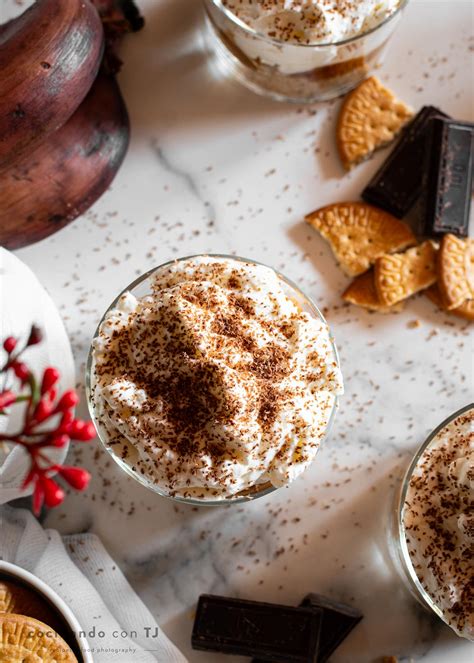 Vasitos Banoffee con decoración de chocolate y plátano