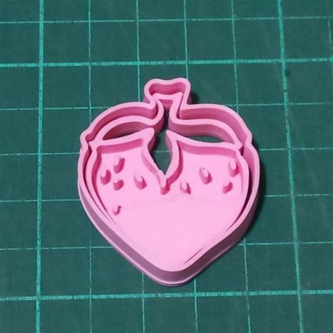 Diseño de un cortador de galletas con forma de letra para impresión 3D.