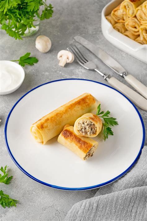 Panqueques rellenos de pollo y verduras en un plato