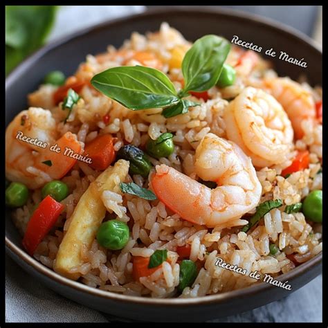 Lista de ingredientes frescos: camarones, champiñones, pimiento verde, cebolletas, sal y pimienta para la receta de camarones salteados.