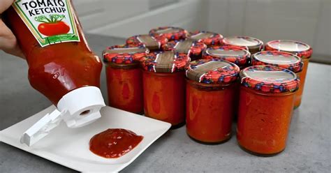 Botella de kétchup casero recién preparado