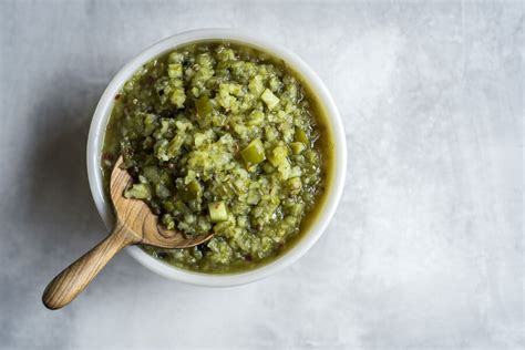 Salsa de pepinillos casera en un bol pequeño