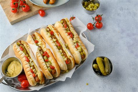 Plato de perritos calientes preparados con kétchup y pepinillos