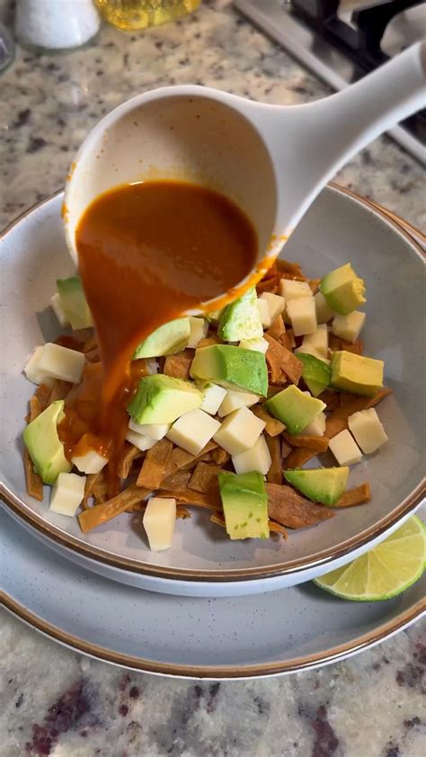Ingredientes frescos para sopa de tortilla: tomates, chiles, cebolla, aguacate, cilantro