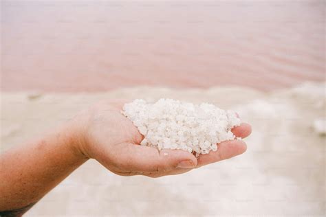 Puñado de sal marina en una mano