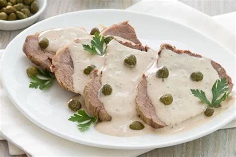 Plato de vitel toné con rebanadas de carne y salsa