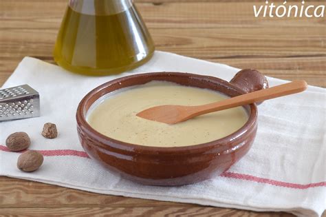 Ingredientes básicos para una salsa bechamel vegana: aceite de oliva, harina, bebida vegetal, sal, pimienta y nuez moscada.