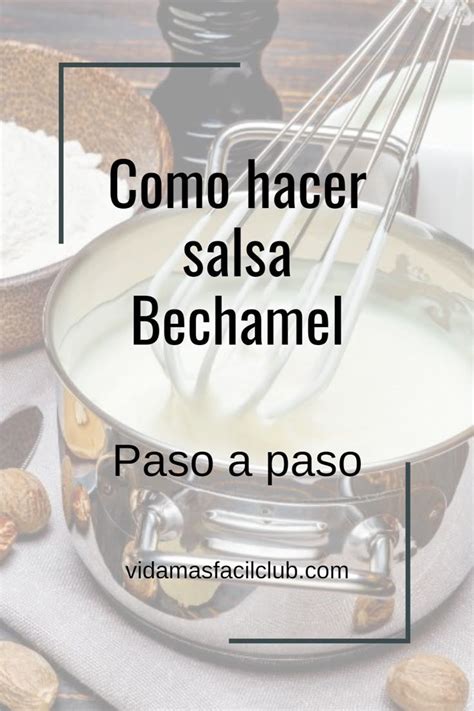 Proceso de cocción de la salsa bechamel vegana, mostrando la adición gradual de bebida vegetal y el uso de varillas para mezclar.