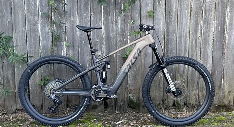 Bicicleta e-MTB Salsa Notch en un sendero técnico