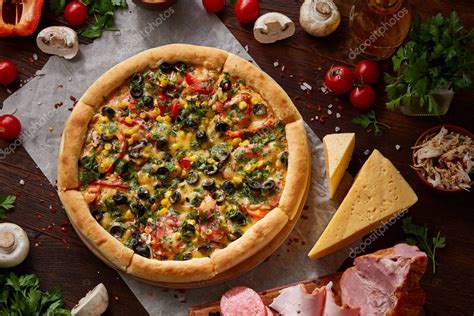 Fotografía gastronómica de una pizza artesanal recién horneada con ingredientes frescos sobre una mesa de madera