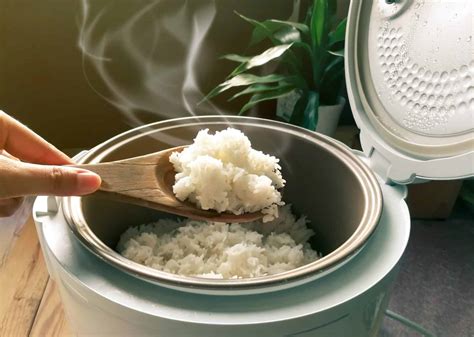 Olla con arroz cocinándose a fuego lento